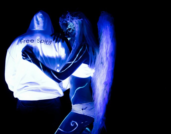 Blue Shadow Fine Art photographer and Creative Director of Free Spirit - Behind the scenes - Blacklight photography bodypainting angel