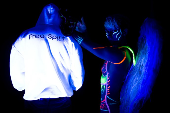 Blue Shadow Fine Art photographer and Creative Director of Free Spirit - Behind the scenes - Blacklight photography bodypainting