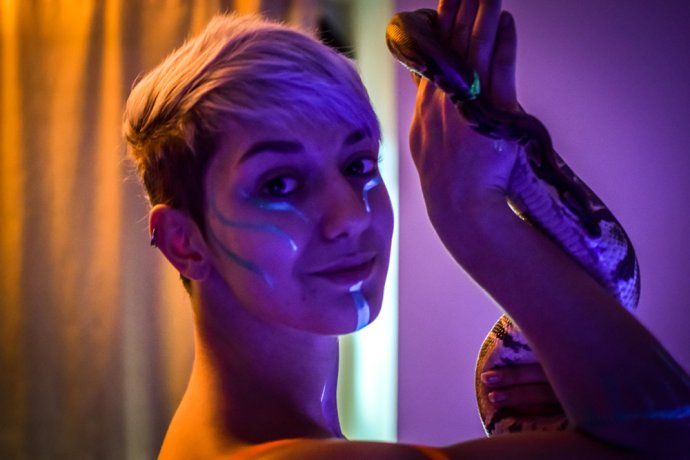 Blue Shadow Fine Art photographer and Creative Director of Free Spirit - Behind the scenes - Blacklight photography bodypainting snake