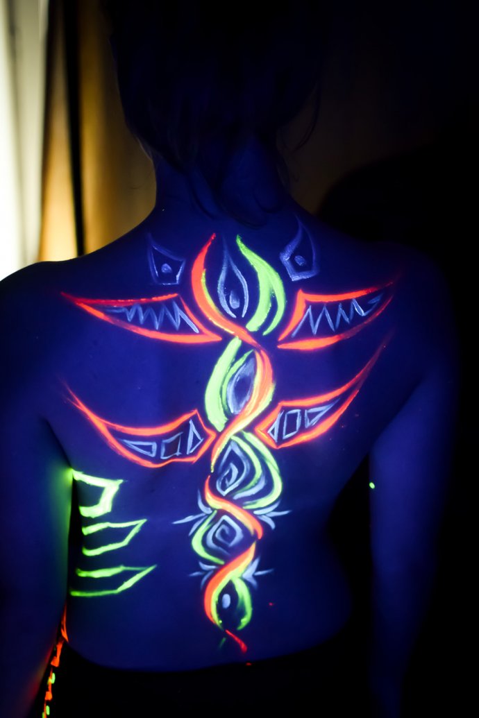 Blue Shadow Fine Art photographer and Creative Director of Free Spirit - Behind the scenes - Blacklight photography bodypainting dos back