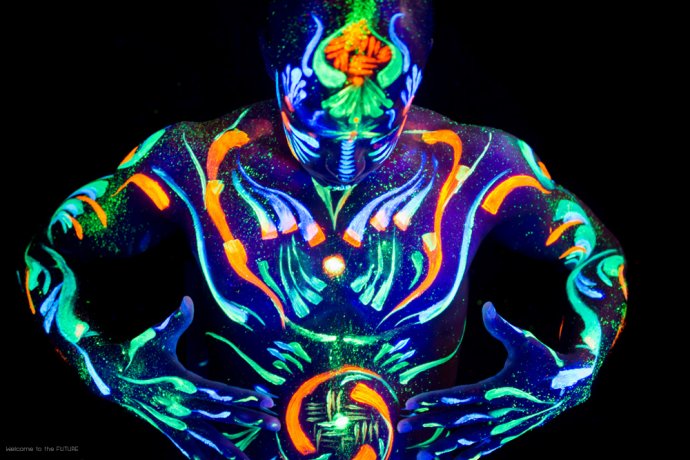 Blue Shadow Fine Art photographer and Creative Director of Free Spirit - Behind the scenes - Blacklight photography bodypainting neon