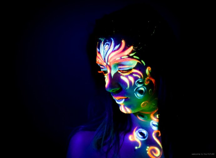 Blue Shadow Fine Art photographer and Creative Director of Free Spirit - Behind the scenes - Blacklight photography bodypainting neon