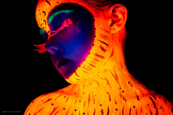 Blue Shadow Fine Art photographer and Creative Director of Free Spirit - Behind the scenes - Blacklight photography bodypainting neon child facepainting