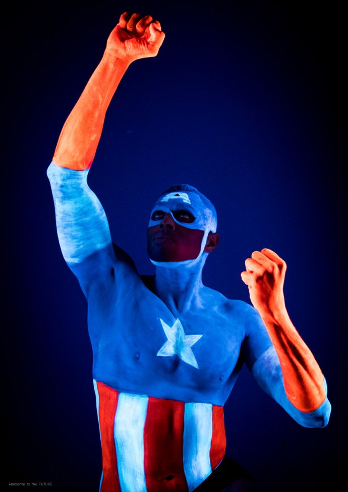 Blue Shadow Fine Art photographer and Creative Director of Free Spirit - Behind the scenes - Blacklight photography bodypainting neon Captain American